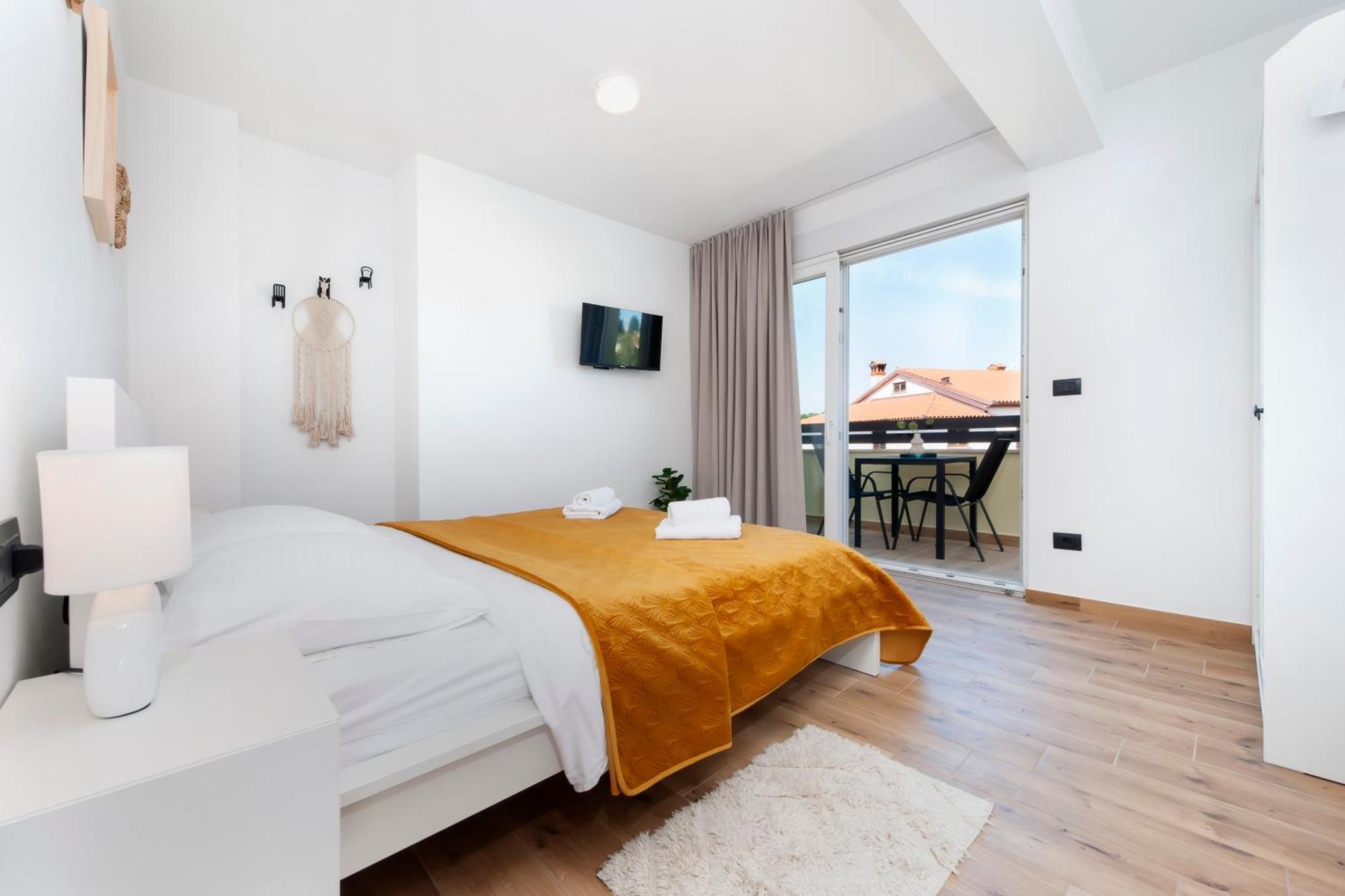 Apartments Sunrise & Sunset 로비니 외부 사진
